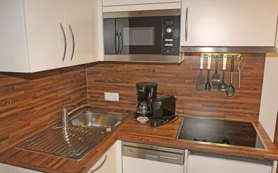 Ladis 600.3: Cabinetry, Gebouw, Countertop, Eigendom, Meubilair, Fornuis, Toestel Van De Keuken, Gootsteen, Keuken, Hout