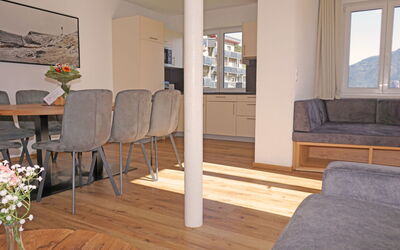 Ladis 600.10: Eigendom, Meubilair, Tafel, Venster, Fabriek, Hout, Schaduw, Woonkamer, Interieur Ontwerp, Comfort