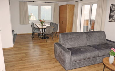 Ladis 600.11: Meubilair, Bankstel, Fotolijst, Tafel, Gebouw, Hout, Venster, Bloem, Woonkamer, Flooring