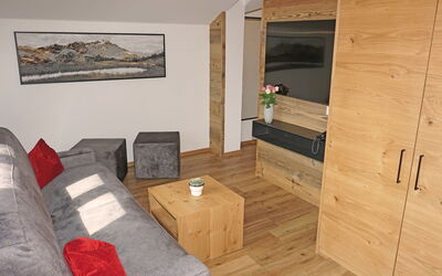 Ladis 600.7: Eigendom, Meubilair, Comfort, Hout, Gebouw, Verlichting, Architectuur, Interieur Ontwerp, Woonkamer, Verdieping