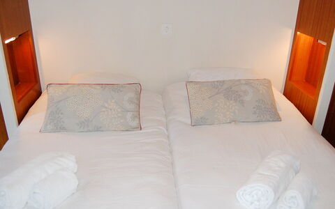 Nid D'Aigle E1: Kamer, Bed, Eigendom, Slaapkamer, Meubilair, Matras, Laken, Verdieping, Bed Frame, Interieur Ontwerp