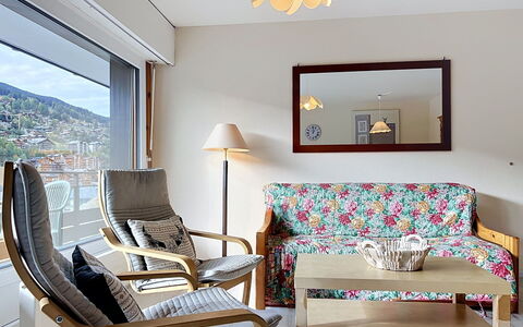 Nendaz 571: Meubilair, Interieur Ontwerp, Flooring, Hout, Stoel, Verdieping, Kamer, Woonkamer, Tafel, Verlichting