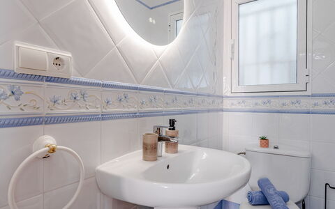 Monada: Loodgieterswerkinrichting, Flooring, Verdieping, Tegel, Loodgieter, Badkamer, Wastafel, Kraan, Plafond, Ceramic
