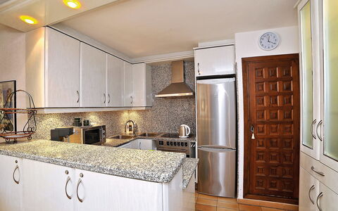 La Colina: Countertop, Kamer, Cabinetry, Eigendom, Meubilair, Keuken, Interieur Ontwerp, Verdieping, Gebouw, Plafond