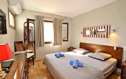La Colina: Slaapkamer, Meubilair, Kamer, Bed, Eigendom, Interieur Ontwerp, Laken, Gebouw, Bed Frame, Muur