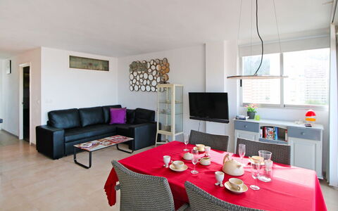 Park Playa Levante: Tafel, Meubilair, Eigendom, Bankstel, Decoratie, Fotolijst, Verlichting, Woonkamer, Stoel, Purper