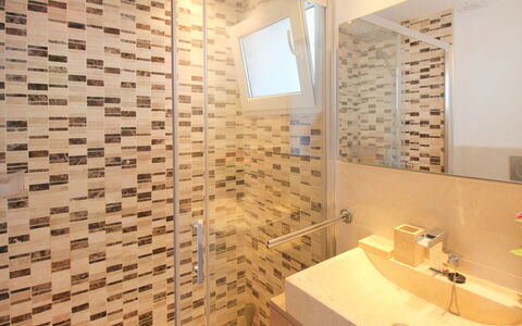 Park Playa Levante: Spiegel, Eigendom, Wastafel, Badkamer, Loodgieterswerkinrichting, Hout, Interieur Ontwerp, Verlichting, Kraan