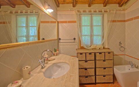 Villa Margherita: Badkamer, Kamer, Eigendom, Interieur Ontwerp, Wastafel, Gebouw, Huis, Loodgieterswerkinrichting, Plafond, Tegel