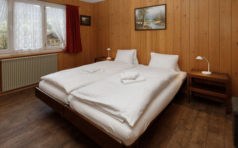 Grindelwald 104: Hout, Slaapkamer, Interieur Ontwerp, Bed, Flooring, Verdieping, Meubilair, Laken, Bed Frame, Kamer