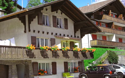 Grindelwald 104: Auto, Lucht, Wiel, Eigendom, Gebouw, Fabriek, Voertuig, Venster, Huis