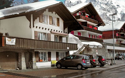 Grindelwald 104: Auto, Lucht, Eigendom, Sneeuw, Venster, Voertuig, Berg, Gebouw