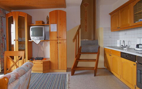 Fügen 400: Kamer, Eigendom, Meubilair, Gebouw, Verdieping, Countertop, Interieur Ontwerp, Huis, Geel, Keuken