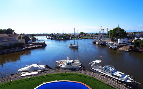 Cap Mestral: Zwemwater, Waterweg, Vervoer Over Water, Water, Boot, Kanaal, Rivier, Jachthaven, Voertuig, Watervoorraden
