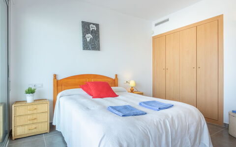 Cap Mestral: Meubilair, Eigendom, Comfort, Gebouw, Azure, Cabinetry, Textiel, Hout, Bed Frame, Verlichting