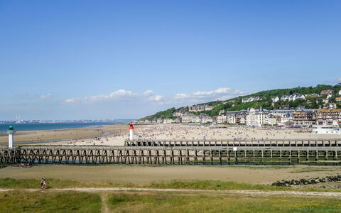 Deauville-Trouville 120: Lucht, Wolk, Plain, Grasland, Gebouw, Gras, Horizon, Landschap, Bodem, Veld