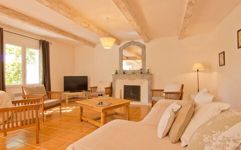 L'Olivier: Kamer, Eigendom, Meubilair, Slaapkamer, Interieur Ontwerp, Gebouw, Plafond, Bed, Laken, Suite