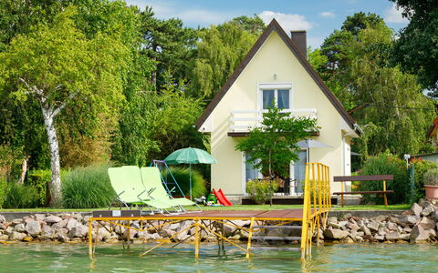 Hanna: Water, Fabriek, Lucht, Gebouw, Wolk, Boom, Natuurlijk Landschap, Meer, Waterloop, Zwemwater