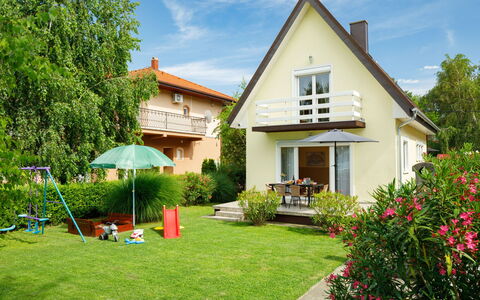 Hanna: Fabriek, Lucht, Wolk, Eigendom, Gebouw, Venster, Boom, Huis, Gras, Land Lot