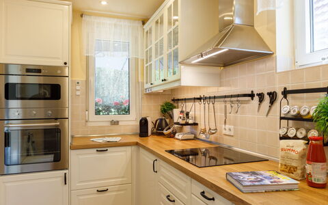 Hanna: Countertop, Cabinetry, Eigendom, Fabriek, Toestel Van De Keuken, Gootsteen, Keuken, Fornuis, Venster, Kamerplant