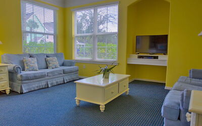 Kissimmee 150: Kamer, Meubilair, Blauw, Woonkamer, Geel, Interieur Ontwerp, Eigendom, Verdieping, Gebouw, Koffietafel