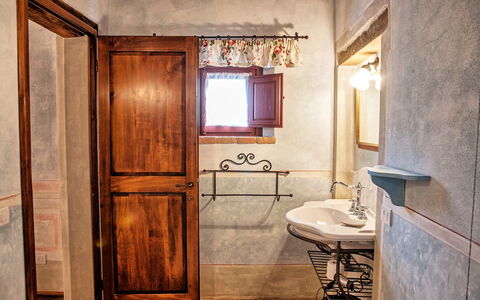Villa Petrognano: Kamer, Eigendom, Gebouw, Interieur Ontwerp, Huis, Meubilair, Verdieping, Architectuur, Badkamer, Deur