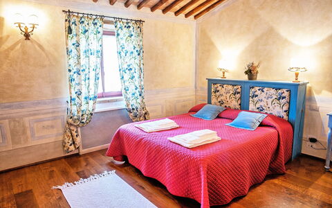 Villa Petrognano: Slaapkamer, Bed, Kamer, Meubilair, Eigendom, Interieur Ontwerp, Laken, Gebouw, Bed Frame, Huis