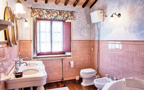 Villa Petrognano: Badkamer, Kamer, Eigendom, Interieur Ontwerp, Gebouw, Onroerend Goed, Huis, Huis, Muur, Verdieping