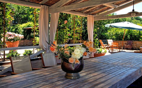 Villa Petrognano: Dek, Eigendom, Gebouw, Kamer, Hardwood, Interieur Ontwerp, Backyard, Pergola, Huis, Patio
