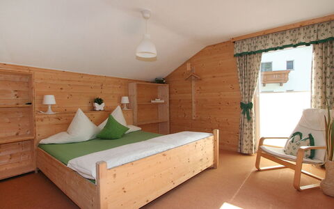 Ötztal: Kamer, Meubilair, Slaapkamer, Bed, Eigendom, Interieur Ontwerp, Plafond, Bed Frame, Gebouw, Huis