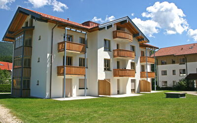 Ruhpolding 100: Lucht, Wolk, Gebouw, Fabriek, Eigendom, Venster, Boom, Huis, Land Lot, Architectuur