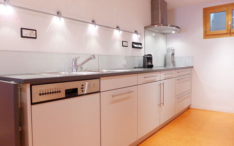 Ferienhaus Döss: Kamer, Countertop, Cabinetry, Eigendom, Keuken, Meubilair, Wastafel, Interieur Ontwerp, Gebouw, Huis
