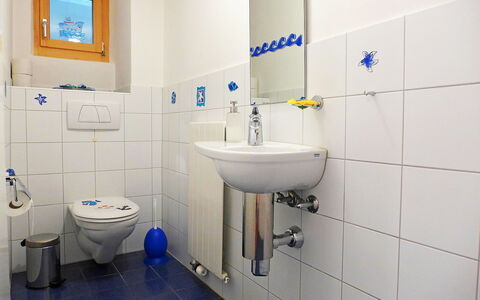 Ferienhaus Döss: Badkamer, Eigendom, Kamer, Loodgieterswerkinrichting, Muur, Tegel, Kraan, Architectuur, Badkamer Accessoire, Toilet