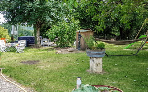 La Raze: Fabriek, Eigendom, Groen, Plantkunde, Boom, Vegetation, Bloempot, Gras, Land Lot, Natuurlijk Landschap