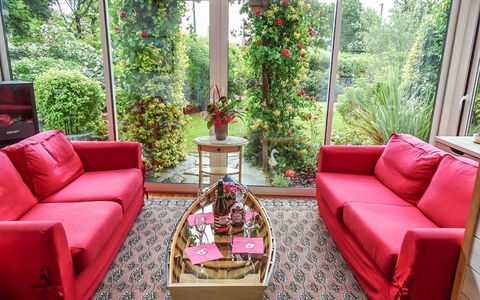 Ty Patrick: Woonkamer, Kamer, Eigendom, Interieur Ontwerp, Meubilair, Huis, Rood, Koffietafel, Huis, Roze