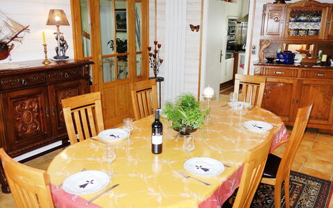 Ty Patrick: Kamer, Eetkamer, Meubilair, Eigendom, Tafel, Interieur Ontwerp, Keuken En Eettafel, Gebouw, Stoel, Verdieping
