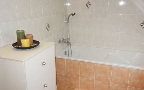 Ty Patrick: Loodgieterswerkinrichting, Eigendom, Douchekop, Cabinetry, Kraan, Bad, Badkamer, Douche, Verdieping, Flooring