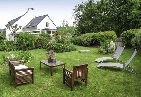 Ty Patrick: Fabriek, Meubilair, Eigendom, Gebouw, Lucht, Groen, Natuurlijk Landschap, Boom, Tafel, Buitenmeubels