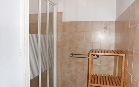 Le Champ du Lac: Product, Kamer, Eigendom, Verdieping, Meubilair, Muur, Huis, Interieur Ontwerp, Trap, Tegel