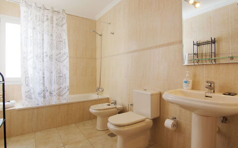 Pelzer: Loodgieterswerkinrichting, Spiegel, Eigendom, Wit, Wastafel, Purper, Badkamer, Wc Bril, Wastafel In De Badkamer, Gebouw