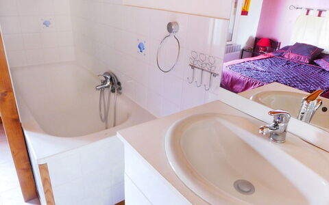 La Grangette: Badkamer, Eigendom, Kamer, Bad, Purper, Kraan, Interieur Ontwerp, Wastafel, Loodgieterswerkinrichting, Roze
