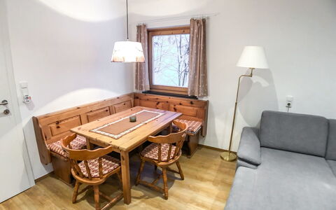 Zell am See 208: Kamer, Meubilair, Eigendom, Verdieping, Interieur Ontwerp, Tafel, Gebouw, Hardwood, Huis, Houten Vloer
