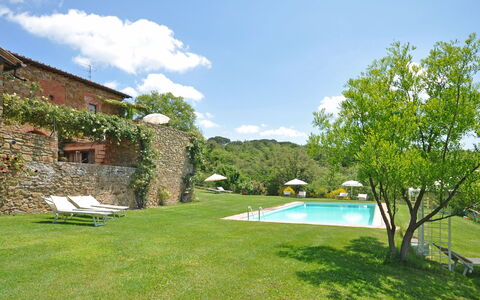 Podere Orietta: Eigendom, Gebouw, Huis, Natuurlijk Landschap, Landgoed, Onroerend Goed, Villa, Zwembad, Gras, Backyard