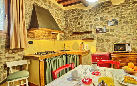Podere Orietta: Kamer, Eigendom, Interieur Ontwerp, Geel, Gebouw, Muur, Meubilair, Countertop, Behang, Keuken