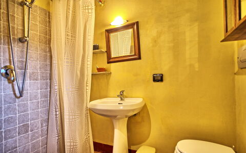 Podere Orietta: Badkamer, Kamer, Eigendom, Geel, Interieur Ontwerp, Toilet, Muur, Loodgieterswerkinrichting, Tegel, Architectuur