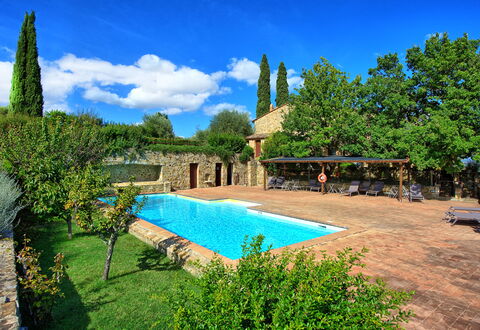 Brunello: Fabriek, Lucht, Water, Wolk, Eigendom, Gebouw, Azure, Plantkunde, Boom, Zwembad