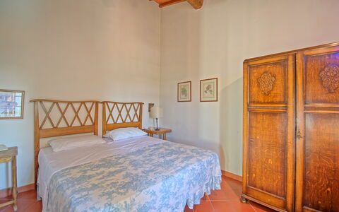 Il Frantoio: Slaapkamer, Bed, Kamer, Eigendom, Meubilair, Laken, Bed Frame, Verdieping, Plafond, Gebouw