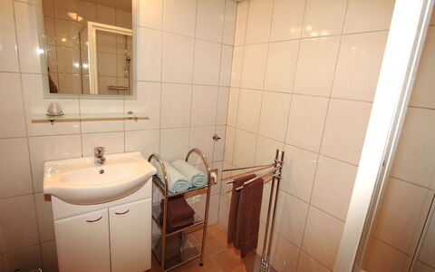 Corinna: Badkamer, Eigendom, Kamer, Tegel, Muur, Badkamer Accessoire, Loodgieterswerkinrichting, Interieur Ontwerp, Onroerend Goed, Verdieping