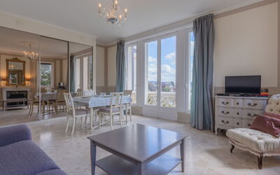 Cabourg 219: Tafel, Meubilair, Eigendom, Cabinetry, Gebouw, Stoel, Hout, Verlichting, Interieur Ontwerp, Architectuur