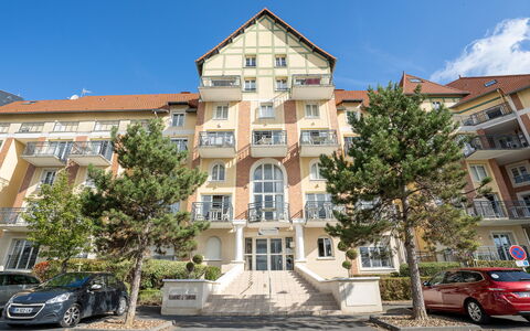 Cabourg 560: Auto, Wiel, Lucht, Gebouw, Venster, Voertuig, Fabriek, Infrastructuur