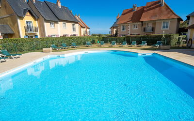 Cabourg 560: Water, Lucht, Gebouw, Eigendom, Venster, Zwembad, Blauw, Fabriek, Azure, Natuur